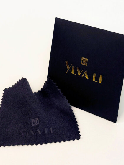 Polishing cloth included